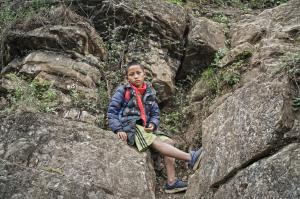 Imagini impresionante: Copiii care escaladează munţi pentru a ajunge la şcoală, în sud-vestul Chinei