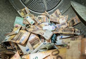 Spălare de bani la propriu în Germania. Munţi de bancnote murdare sau ude după inundații sunt uscate de Banca Federală a Germaniei