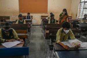 Elevii se pot întoarce în bănci pentru prima dată în 18 luni, în India. Mai multe şcoli s-au redeschis, în ciuda temerilor COVID