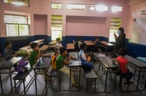 Elevii se pot întoarce în bănci pentru prima dată în 18 luni, în India. Mai multe şcoli s-au redeschis, în ciuda temerilor COVID