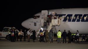 139 de cetățeni afgani au ajuns în România. Refugiaţii vor intra în carantină pentru două săptămâni