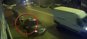 Un bărbat din Ploieşti, alergat cu toporul pe stradă pentru că a încercat să-şi apere iubita. Agresorul nu a reuşit să-l prindă, dar i-a distrus maşina