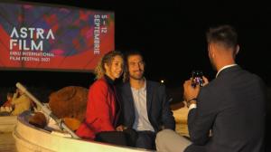 Cu barca la film: Spectatorii Festivalului de Film Documentar ASTRA au vâslit la unison spre locul special amenajat pentru proiecţii
