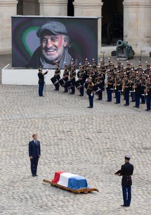 Franţa şi-a luat rămas-bun de la Jean-Paul Belmondo. Macron, discurs emoţionant lângă sicriu, la Domul Invalizilor din Paris
