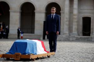 Franţa şi-a luat rămas-bun de la Jean-Paul Belmondo. Macron, discurs emoţionant lângă sicriu, la Domul Invalizilor din Paris