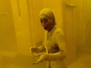 ”Dust Lady”. Femeia acoperită de praf toxic care a supraviețuit atacurilor de la 11 septembrie, dar a murit de cancer. ”Mi se umplea gura, mă sufocam”
