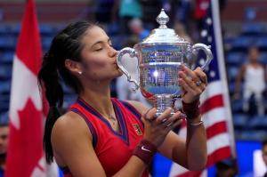 Emma Răducanu a câştigat US Open 2021. Sportiva cu origini românești este noua campioană, după ce a învins-o în finală pe Leylah Fernandez, scor 6-4, 6-3