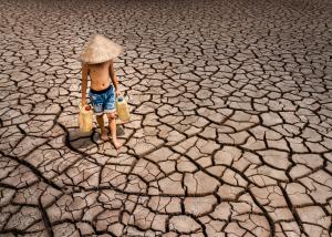 Secetă cruntă în Vietnam. Imagini sfâşietoare cu un copil ce strânge ultimele picături de apă dintr-un lac secat pentru a le duce familiei | GALERIE FOTO