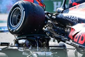 Formula 1: Lewis Hamilton, la câțiva centimetri de tragedie după ce monopostul lui Verstappen a ajuns deasupra lui