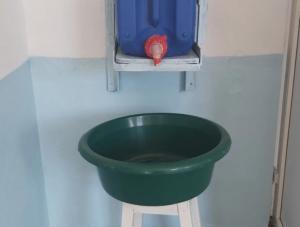 Un bidon şi un lighean pus pe un scaun, în loc de chiuvetă, într-o școală din Vrancea. Peste 250 de școli din țară nu pot asigura măsuri igienico-sanitare minime