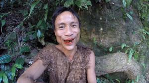 Vietnamezul supranumit Tarzan, care a trăit în junglă timp de 40 de ani, a murit de cancer după 8 ani în civilizaţie. Mâncarea procesată şi alcoolul i-au fost fatale