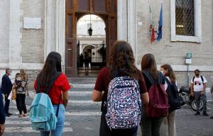 În Italia, 4 milioane de copii, inclusiv români, au revenit în bănci. Școlile s-au redeschis cu reguli stricte pentru profesori