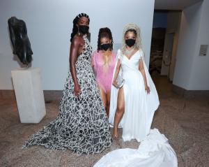 MET GALA 2021. Sute de staruri au adus un omagiu modei americane, la New York. Un accesoriu de nelipsit a fost masca de protecție