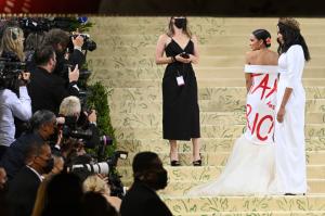„Taxați bogații”. Rochie manifest purtată de Alexandria Ocasio-Cortez la Gala Met. Un bilet a costat 35.000 de dolari