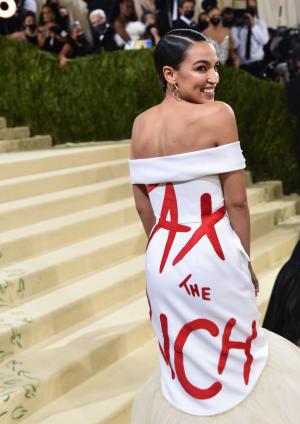 „Taxați bogații”. Rochie manifest purtată de Alexandria Ocasio-Cortez la Gala Met. Un bilet a costat 35.000 de dolari