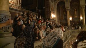 Mii de credincioşi s-au adunat la procesiunea de la Timişoara, pentru a se închina la moaştele Sfântului Iosif. "Mi-a salvat viaţa"
