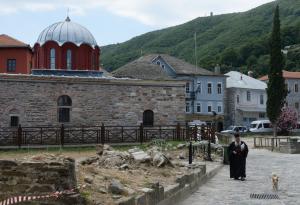 Focar uriaş COVID-19 pe Muntele Athos, unde 50% din populaţie a fost infectată. BOR dezminte informaţia