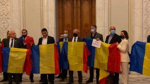 Protest în Parlamentul României. Deputaţii AUR s-au înfăşurat în tricolor şi boicotează orice vot, dacă nu se dezbate moţiunea de cenzură