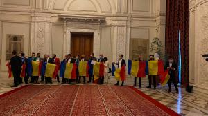 Protest în Parlamentul României. Deputaţii AUR s-au înfăşurat în tricolor şi boicotează orice vot, dacă nu se dezbate moţiunea de cenzură