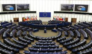 Doi comisari europeni au fost surprinşi în timp ce tricotau în sala de plen a Parlamentului European