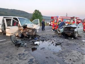 Dezastru pe o șosea din Cluj. Doi șoferi au murit pe loc, după ce unul dintre ei a intrat cu mașina pe contrasens, lângă Căpușu Mare