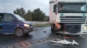 Accident violent între un microbuz şi un TIR, pe DN1, în Sibiu. O tânără de 21 de ani a ajuns la spital