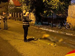 Cadavrul unui tânăr de 22 de ani, găsit pe marginea unei străzi din Baia Mare. Ar fi consumat substanţe interzise