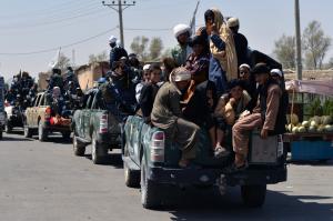 Talibanii fac paradă după retragerea americanilor din Afganistan. Înarmaţi până-n dinţi, au defilat cu zeci de maşini blindate şi un elicopter al armatei SUA