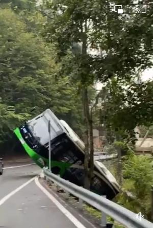 Accident spectaculos în Braşov: Autobuz RATBV, suspendat într-un pârâu: Şoferul a uitat să tragă frâna de mână