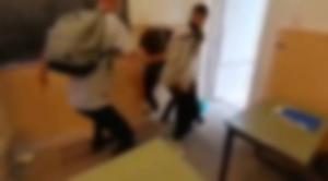 Elev din Arad, lovit fără milă de alţi băieţi, în clasă. Colegii încurajează şi filmează bătaia: "Direct, dă-i! La box, cum v-am învățat eu"