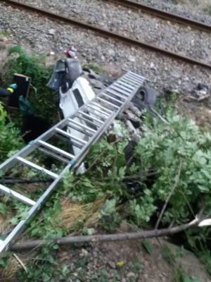 La un pas de tragedie: Autoturism căzut pe calea ferată în Vâlcea. Trei persoane au fost transportate la spital