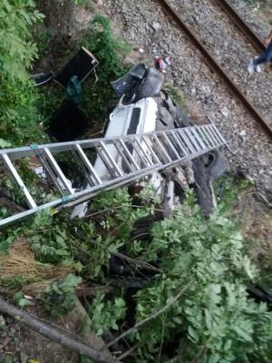 La un pas de tragedie: Autoturism căzut pe calea ferată în Vâlcea. Trei persoane au fost transportate la spital