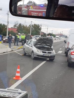 Accident pe DN 1, la Romăneşti. O mașină a ajuns pe contrasens, alta a rămas suspendată pe parapet