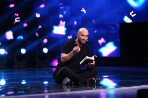 Azi, la ora 20:00 pe Antena 1 ai iUmor: Mihai Bendeac face un gest surprinzător față de un concurent: ”Până la finalul acestui an o să îți virez 10.000 de euro”