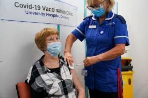 Prima femeie din Marea Britanie vaccinată anti-Covid, în vârstă de 91 de ani, a primit a treia doză: "Să meargă să facă injecţia, le salvează vieţile"