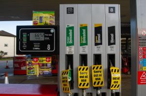 Criză de combustibil în Regat. Oficialii britanici suspendă legea concurenţei şi iau în calcul mobilizarea armatei pentru a distribui benzina la pompe
