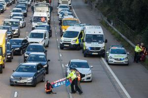 Mai mulți activişti de mediu au blocat una dintre cele mai aglomerate autostrăzi din Anglia. A şasea rundă de proteste în ultimele săptămâni