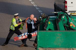 Mai mulți activişti de mediu au blocat una dintre cele mai aglomerate autostrăzi din Anglia. A şasea rundă de proteste în ultimele săptămâni