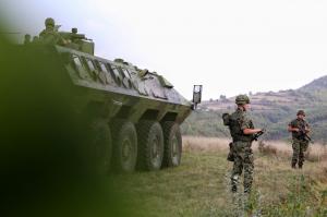 GALERIE FOTO | Tensiuni intre Kosovo şi Serbia. NATO intensifică patrulele militare la graniţa dintre cele două state