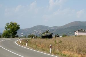 GALERIE FOTO | Tensiuni intre Kosovo şi Serbia. NATO intensifică patrulele militare la graniţa dintre cele două state