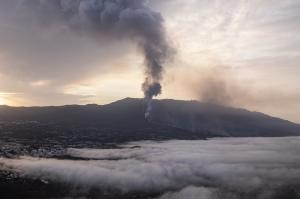 Momentul în care lava vulcanului din La Palma a ajuns în ocean. Oamenii sunt sfătuiţi să nu iasă din case din cauza gazelor toxice