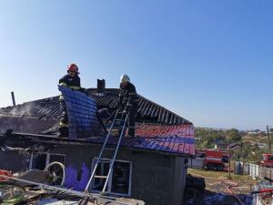 Doi frați din Botoșani s-au salvat din casa cuprinsă de flăcări când au auzit trosnind acoperișul deasupra lor