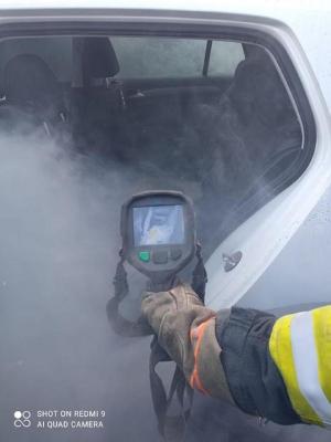 Intervenţie în premieră în Timiş, la un autoturism electric care a luat foc. Pompierii au scufundat maşina într-un container special - VIDEO