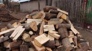 Preţul lemnelor îi arde pe români la buzunar. Cât scoate o familie din portofel pentru a-şi asigura încălzirea locuinţei