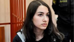 Trei surori din Rusia care şi-au înjunghiat tatăl ar putea scăpa de condamnarea la închisoare. Crima, în legitimă apărare după ce bărbatul le abuzase