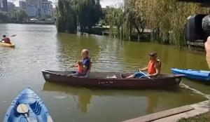 Emil Boc a ieșit la plimbare cu o canoe, pe lacul Gheorgheni din Cluj-Napoca, în memoria lui Ivan Patzaichin
