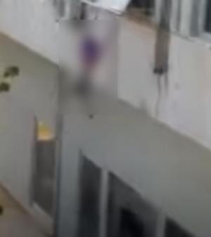 O tânără de 19 ani, surprinsă sărind pe geam de la 9 metri, în încercarea disperată de a scăpa de traficanții de carne vie care au răpit-o, torturat-o și care intenționau să o vândă, în Turcia