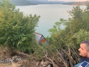 Accident rutier în zona Orşova: Un TIR a rămas suspendat deasupra unei râpe