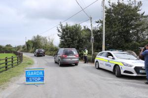 Un bărbat şi-a împuşcat soţia şi fiul fără nicio explicaţie, apoi şi-a pus capăt zilelor, în Irlanda: "Este o tragedie. Oamenii sunt împietriţi de şoc"