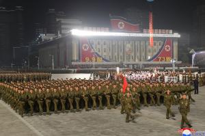 Parada de la miezul nopţii. Coreea de Nord nu şi-a mai prezentat rachetele, dar a defilat cu oameni îmbrăcaţi în costume de protecţie | GALERIE FOTO